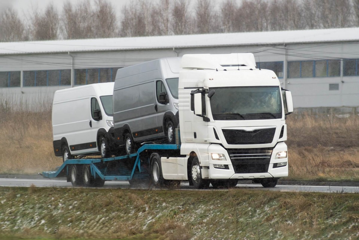 ploskii-transporter-na-sosse 2