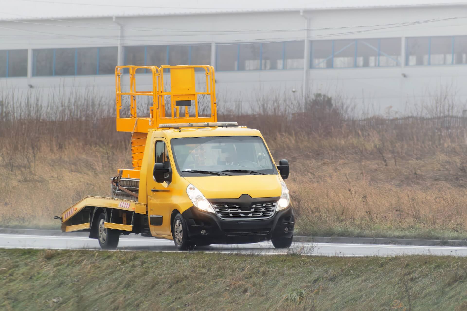 transportirovka_masin_na_pricepe_kran_i_ekskavator_dla_stroitel